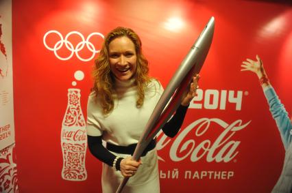 Центр фотографии имени братьев Люмьер. Выставка `Coca-Cola. Пронеси Олимпийский Огонь. Вливайся!`. Открытие. На снимке: 3-х кратная олимпийская чемпионка по синхронному плаванию Мария Киселева с факелом Олимпийских Игр 2014 в Сочи.