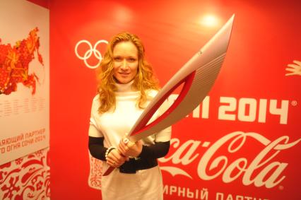 Центр фотографии имени братьев Люмьер. Выставка `Coca-Cola. Пронеси Олимпийский Огонь. Вливайся!`. Открытие. На снимке: 3-х кратная олимпийская чемпионка по синхронному плаванию Мария Киселева с факелом Олимпийских Игр 2014 в Сочи.