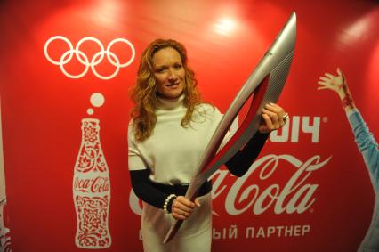 Центр фотографии имени братьев Люмьер. Выставка `Coca-Cola. Пронеси Олимпийский Огонь. Вливайся!`. Открытие. На снимке: 3-х кратная олимпийская чемпионка по синхронному плаванию Мария Киселева с факелом Олимпийских Игр 2014 в Сочи.