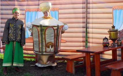 Женщина в русском национальном костюме и мужчина в костюме тульского самовара на праздновании дня тульского пряника в Туле.