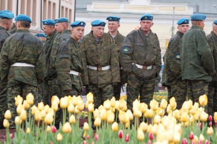 Десантники новобранцы мокнут под дождем.