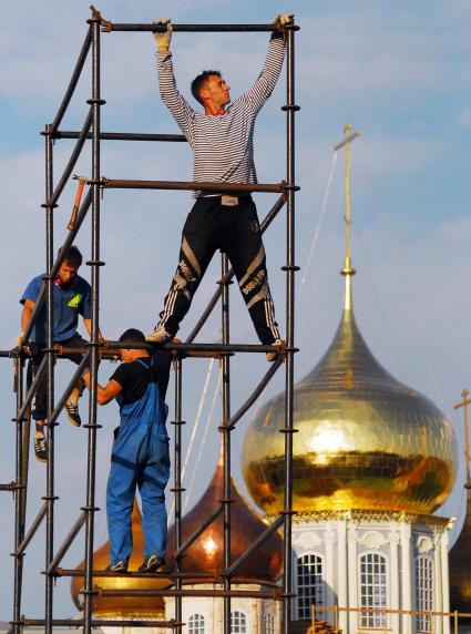 Монтажники собирают металлокаркас на фоне собора тульского кремля.