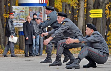 Показательные выступления полицейских курсантов с пистолетами.