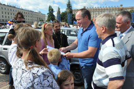 Белгород. Соборная площадь. Церемония вручения многодетным семьям премии `Родительский рекорд`. На снимке: президент фонда `Поколение` Андрей Скоч (в центре).
