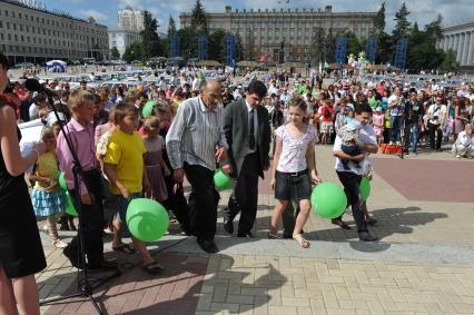 Белгород. Соборная площадь. Церемония вручения многодетным семьям премии `Родительский рекорд`.