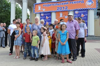 Белгород. Соборная площадь. Церемония вручения многодетным семьям премии `Родительский рекорд`.