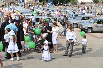 Белгород. Соборная площадь. Церемония вручения многодетным семьям премии `Родительский рекорд`. На снимке: автомобили ВАЗ-2104, врученные в качестве приза многодетным семьям Белгородской области.