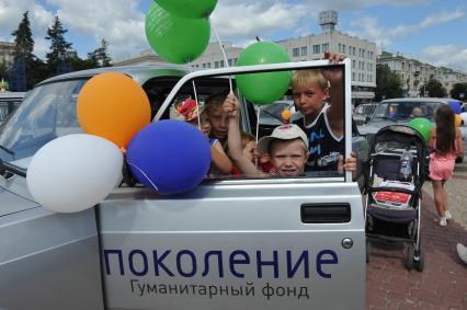Белгород. Соборная площадь. Церемония вручения многодетным семьям премии `Родительский рекорд`. На снимке: автомобили ВАЗ-2104, врученные в качестве приза многодетным семьям Белгородской области.
