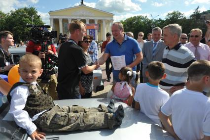 Белгород. Соборная площадь. Церемония вручения многодетным семьям премии `Родительский рекорд`. На снимке: президент фонда `Поколение` Андрей Скоч (в центре).