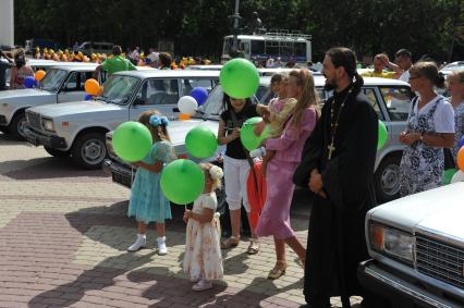 Белгород. Соборная площадь. Церемония вручения многодетным семьям премии `Родительский рекорд`. На снимке: автомобили ВАЗ-2104, врученные в качестве приза многодетным семьям Белгородской области.