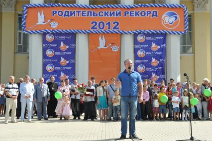 Белгород. Соборная площадь. Церемония вручения многодетным семьям премии `Родительский рекорд`. На снимке: президент фонда `Поколение` Андрей Скоч.