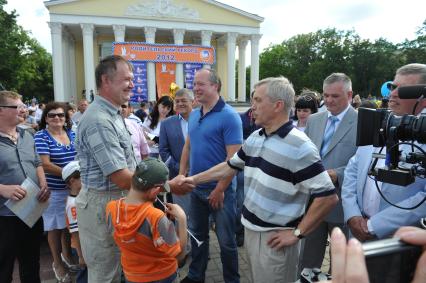 Белгород. Соборная площадь. Церемония вручения многодетным семьям премии `Родительский рекорд`. На снимке: президент фонда `Поколение` Андрей Скоч (в центре).