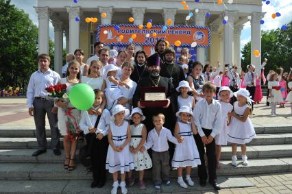 Белгород. Соборная площадь. Церемония вручения многодетным семьям премии `Родительский рекорд`. На снимке: победитель в номинации `Самиый многодетный отец` отец Иоанн (в центре).