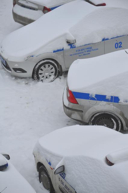 Автомобили полиции в снегу.