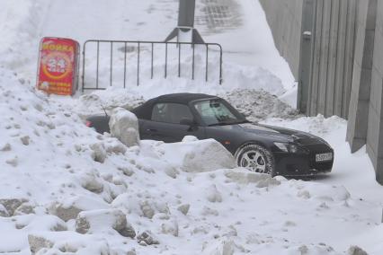 Припаркованный автомобиль.