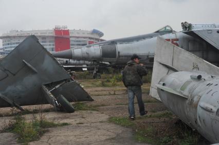 Аэродром на Ходынском поле. На снимке: обломки старого самолета.