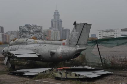 Аэродром на Ходынском поле. На снимке: старый самолет.