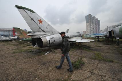 Аэродром на Ходынском поле. На снимке: старые самолеты.