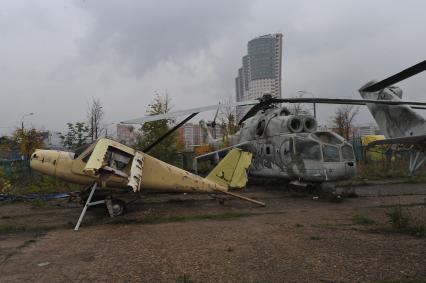 Аэродром на Ходынском поле. На снимке: старый вертолет.