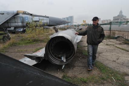 Аэродром на Ходынском поле. На снимке: обломки старого самолета.