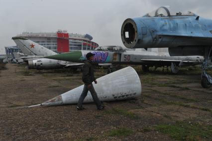 Аэродром на Ходынском поле. На снимке: старые самолеты.