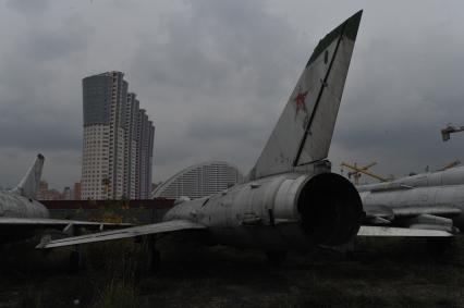 Аэродром на Ходынском поле. На снимке: старые самолеты.