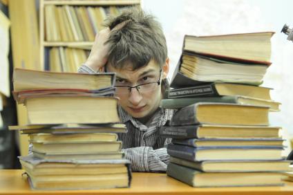 Оренбургский государственный университет. Сдача зимней сессии студентами. На снимке: студент готовится к экзамену.