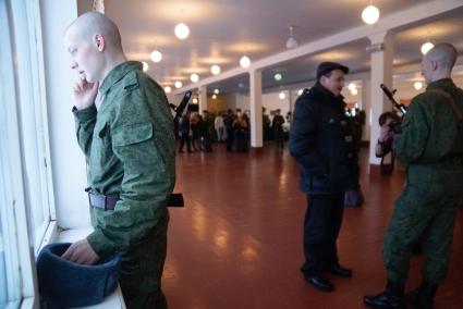 В Еланском военном гарнизоне к воинской присяге привели молодое пополнение. На снимке: новобранец разговаривает по телефону.