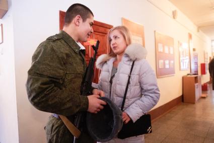 В Еланском военном гарнизоне к воинской присяге привели молодое пополнение. На снимке: новобранец с женщиной.