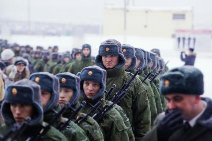 В Еланском военном гарнизоне к воинской присяге привели молодое пополнение. На снимке: новобранцы строятся на построение.