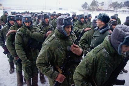 В Еланском военном гарнизоне к воинской присяге привели молодое пополнение. На снимке: новобранцы строятся на построение.