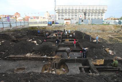 Археологические раскопки в центральной части города Тула. На снимке: общий план на археологические раскопки перед `белым домом` в Туле.