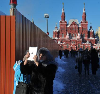 Красная площадь. Женщина с планшетным компьютером и Государственный Исторический Музей (на заднем плане).