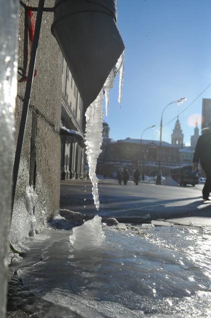 Сосульки на трубе водоотвода