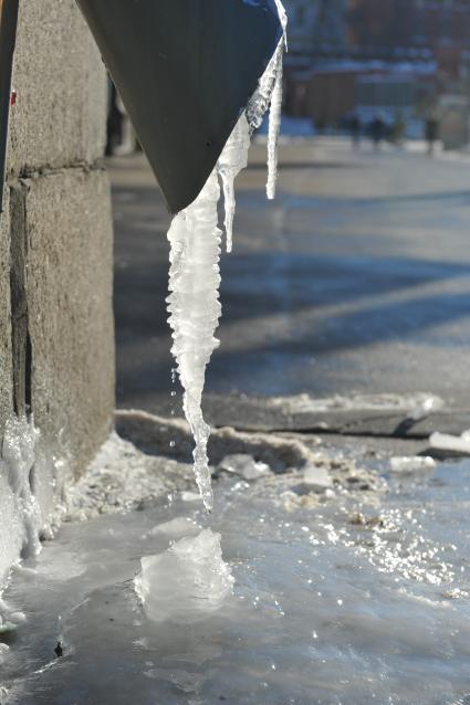 Сосульки на трубе водоотвода