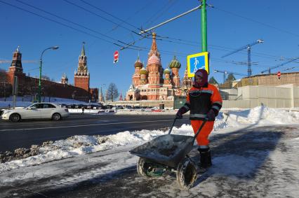 Васильевский спуск. Кремль. Спаская башня. Собор Василия Блаженного. Женщина с тачкой