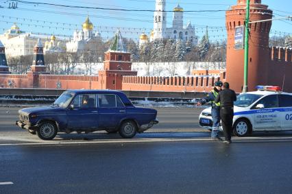 Кремлевская набережная. Сотрудник ДПС равзговаривает с водителем автомобиля ВАЗ 2106