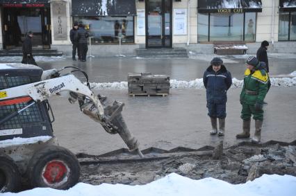 Отбивание плитки с тротуара