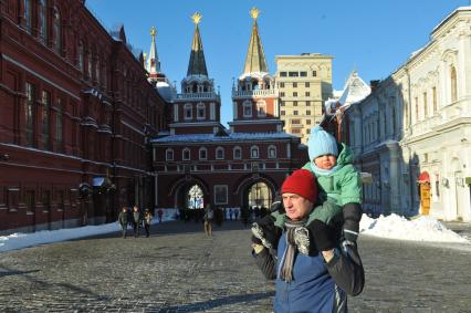 Красная площадь. Мужчина с ребенком на плечах.