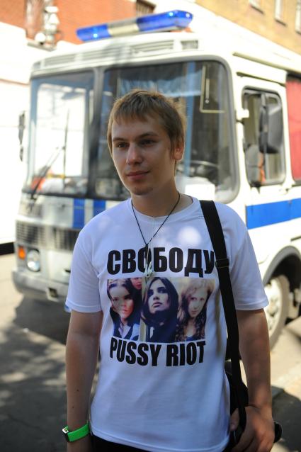 Одиночный пикет в защиту группы `Pussy Riot` у Хамовнического суда. На снимке: участник пикета, свободу `Pussy Riot`