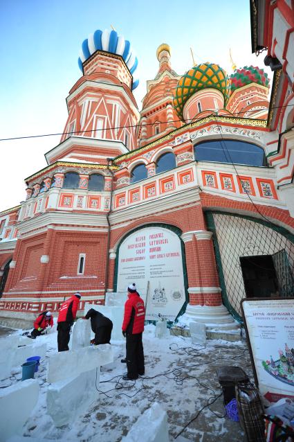 Красная площадь. Этап Гран-При России по ледовой скульптуре. Тема нынешнего этапа: `История России. 400 лет династии Романовых`. На снимке: участники соревнований у Покровского собора.