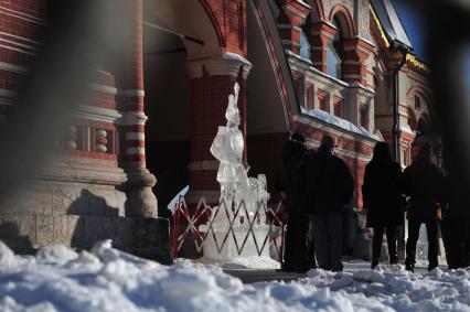 Красная площадь. Этап Гран-При России по ледовой скульптуре. Тема нынешнего этапа: `История России. 400 лет династии Романовых`.