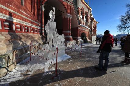 Красная площадь. Этап Гран-При России по ледовой скульптуре. Тема нынешнего этапа: `История России. 400 лет династии Романовых`.