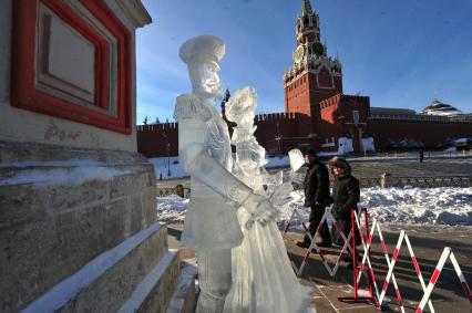 Красная площадь. Этап Гран-При России по ледовой скульптуре. Тема нынешнего этапа: `История России. 400 лет династии Романовых`.