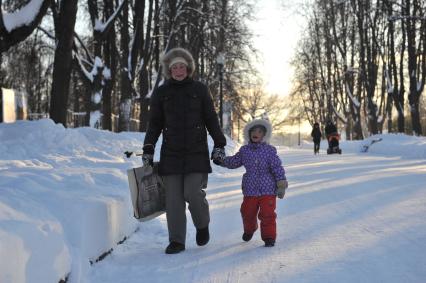 Зимняя прогулка. На снимке: женщина с ребенком.