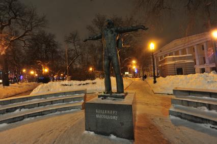 Страстной бульвар. Памятник актеру, поэту и певцу  Владимиру Высоцкому.