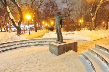 Страстной бульвар. Памятник актеру, поэту и певцу  Владимиру Высоцкому.