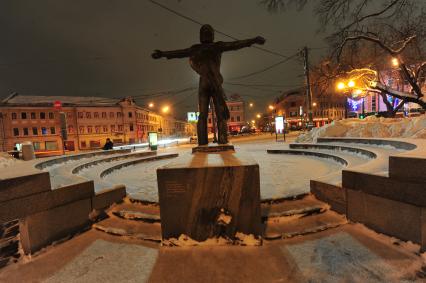 Страстной бульвар. Памятник актеру, поэту и певцу  Владимиру Высоцкому.