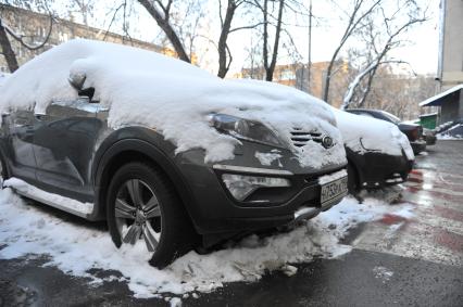 Припаркованные автомобили во дворе дома.