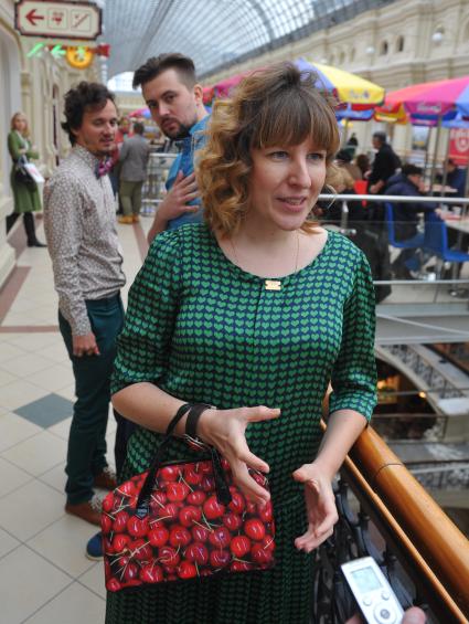 Презентация нового скетчкома на ТНТ `Страна в shopе`. На снимке:  члены команды КВН `Федор Двинятин`Женя Шевченко, Андрей Стецюк (на заднем плане) и Марина Бочкарева (на переднем плане).